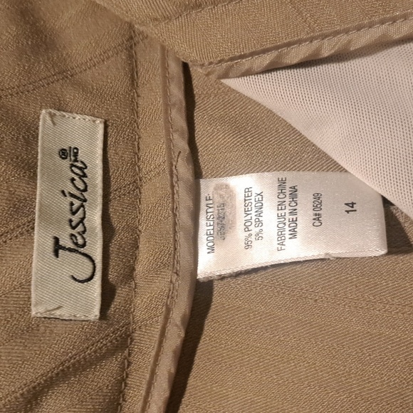 Classic Woman's Dress Pants in Beige Sleek classic feel and look - Picture 3 of 7